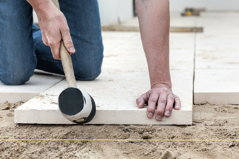 Terrassenplatten richtig auf Beton verlegen